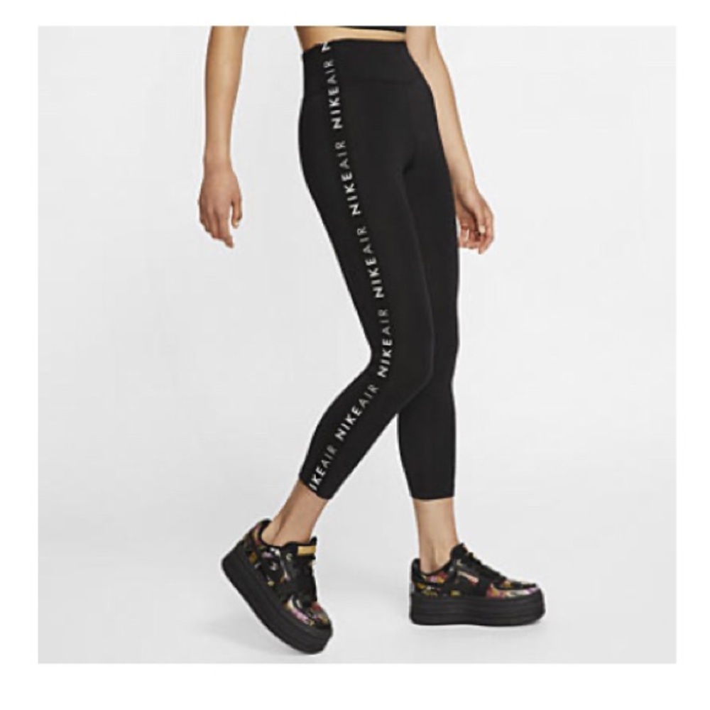 EUC Nike Air Women’s Leggings - Black - Medium